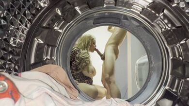 我的继妹被困在洗衣机里，我帮助她